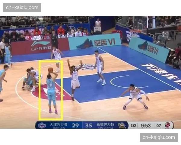 盖伊误伤队友：抢射时踢到李可脚踝，后者拄拐离场