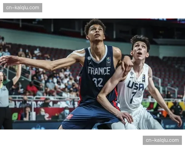 霍姆格伦谈与文班亚马的竞争：“这推动我们俩变得更好”