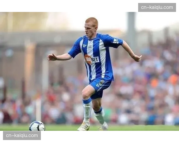 特写：终场哨响，错失单刀的塞尔塔前锋阿斯帕斯掩面倒地